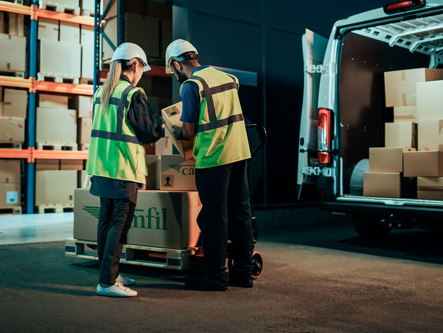 Camion de livraison avec des personnes
