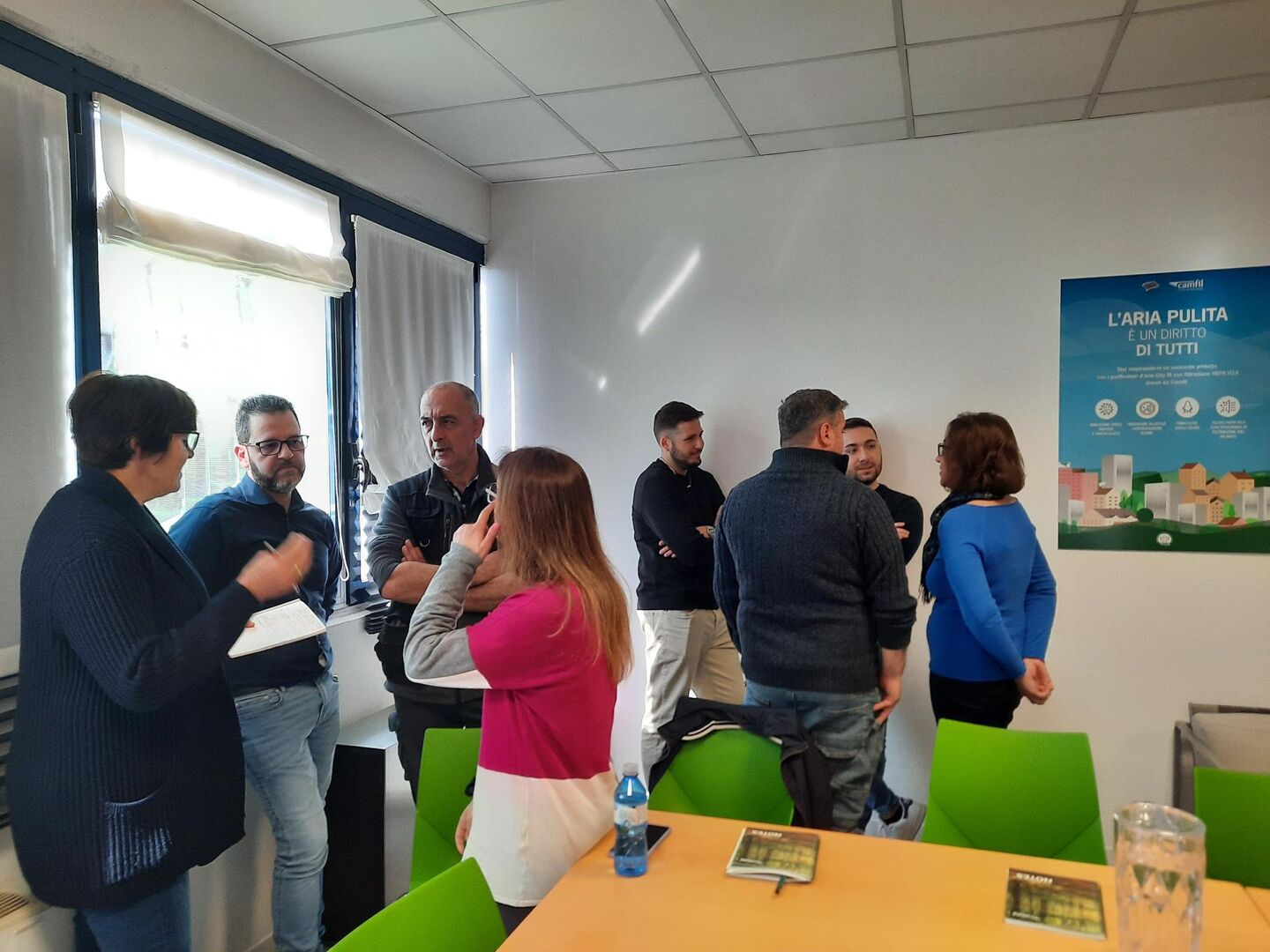 Colleghi riuniti in una sala meeting di Camfil Italia mentre discutono in piccoli gruppi durante un’attività interna dedicata alla collaborazione aziendale