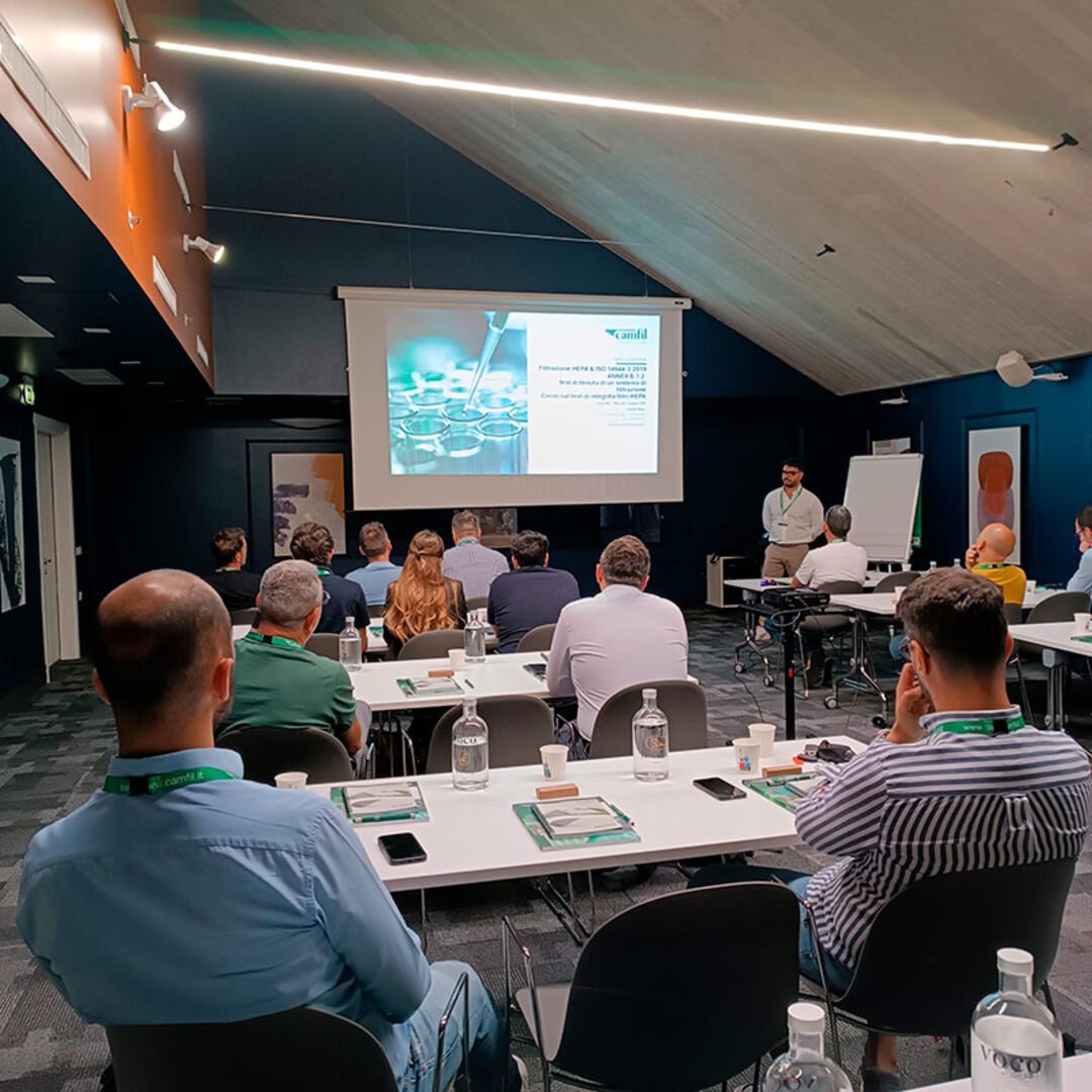 Sessione di formazione tecnica in aula con presentazione su schermo, dedicata alle soluzioni di filtrazione dell’aria e alla qualità dell’aria indoor.