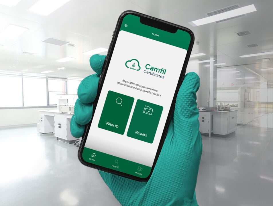 Hand mit Gummihandschuh hält ein Smartphone auf dem die myCamfil Connect App geöffnet ist